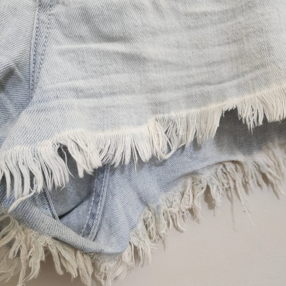 anthropologie PILCRO size 30‎ Daisy Dukes Shortie Denim Shorts Frayed Light Wash